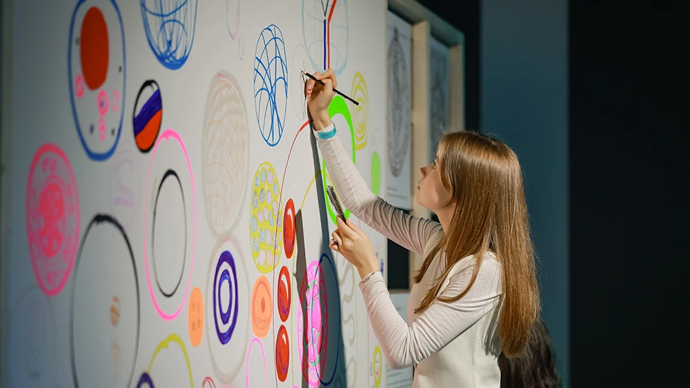 Draw your own circle: interactive installation 
