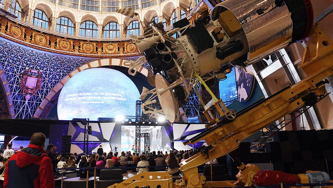Watch the ISS and a rocket launch: the Cosmonautics and Aviation pavilion at the RUSSIA EXPO