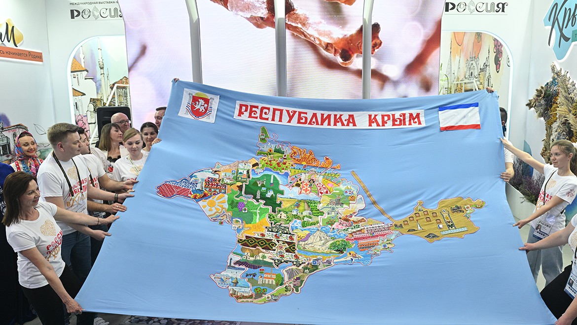 Labour of more than 50 masters: embroidered Map of Crimea was presented at the RUSSIA EXPO