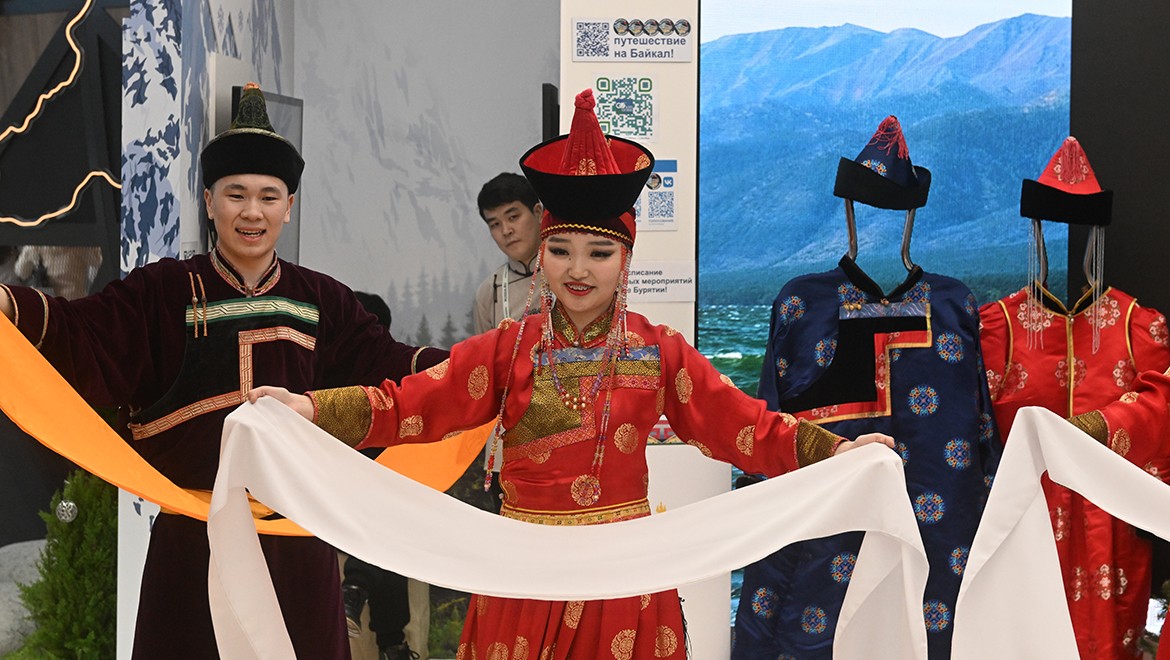 Fun makeup, Buryat dances and secrets of good mood: a perfect start to the week at the RUSSIA EXPO