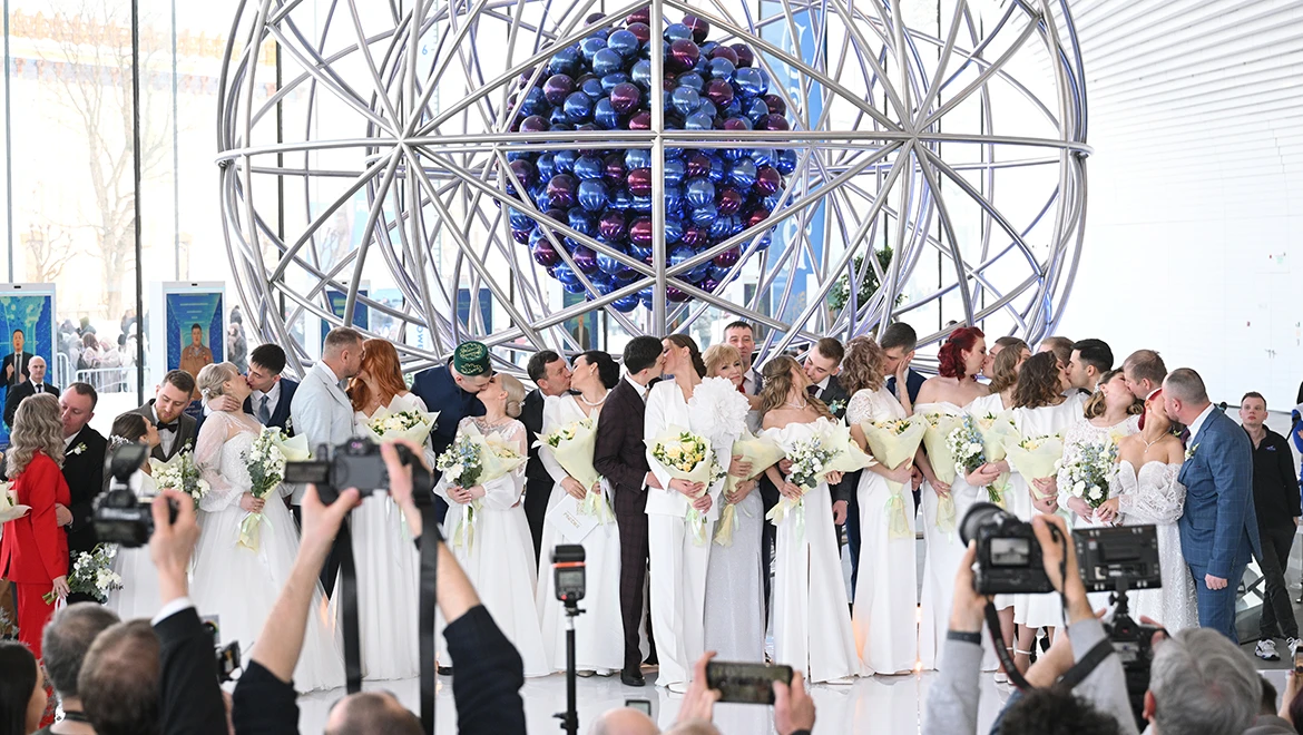 Сразу 16 свадеб сотрудников атомной отрасли на выставке "Россия"