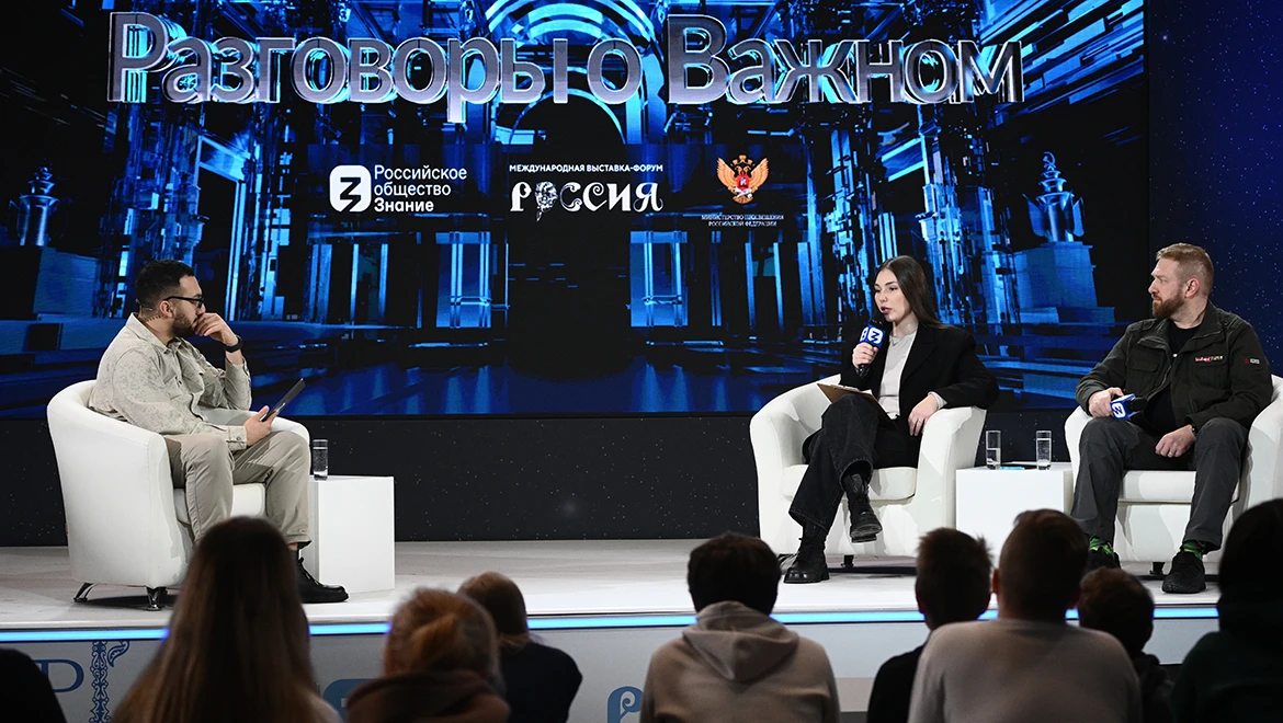 Journalist Alexander Malkevich and military correspondent Maryana Naumova met with guests of the RUSSIA EXPO