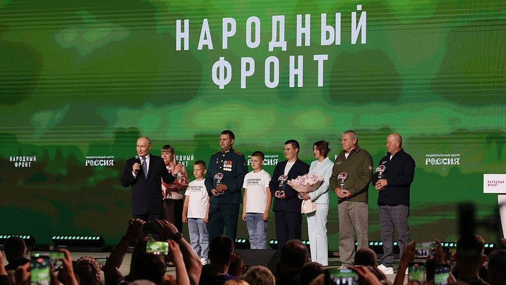 Vladimir Putin honours outstanding volunteers of the People’s Front at the National Centre RUSSIA