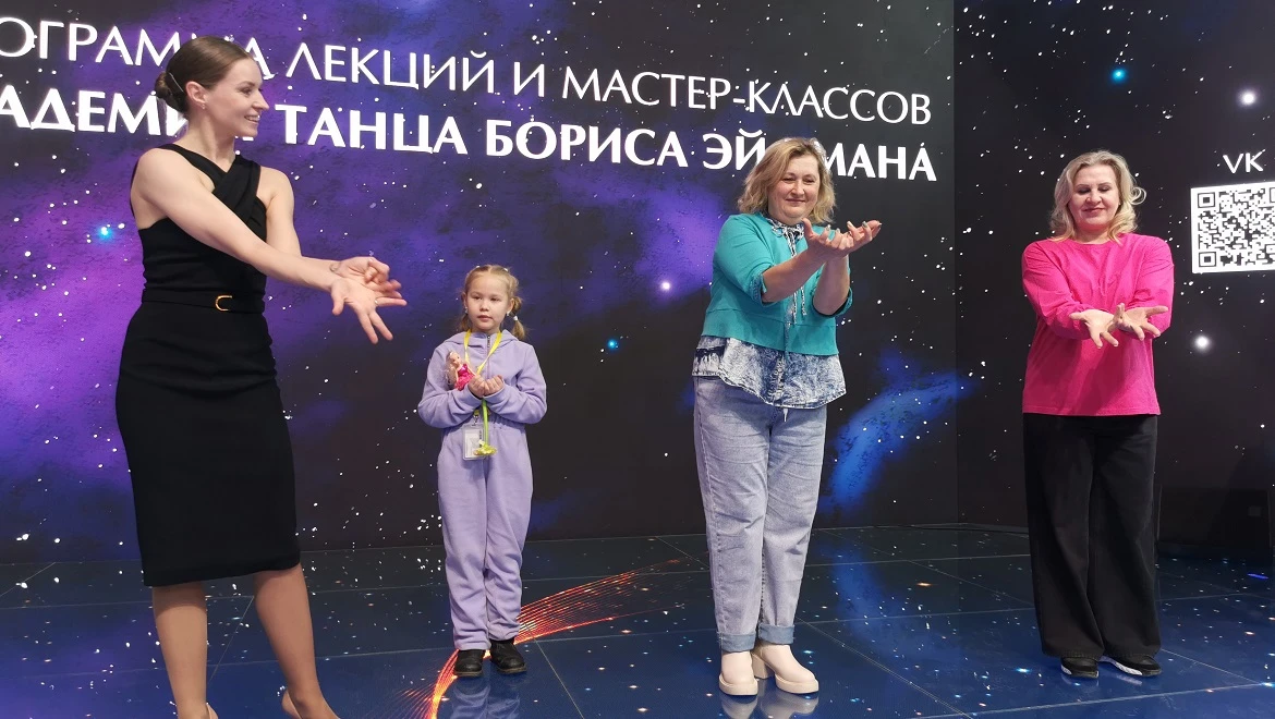 Превратиться в фею и развить воображение: сценические мастер-классы на стенде Санкт-Петербурга