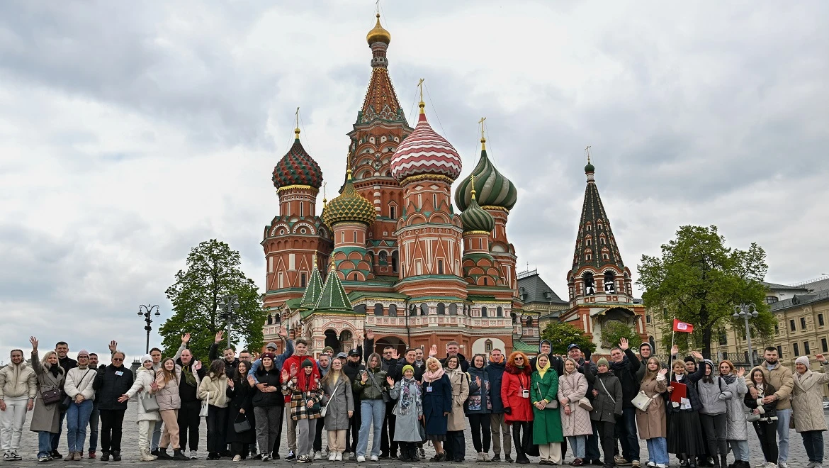 Newlyweds of the All-Russian Wedding Festival were shown the sights of Moscow