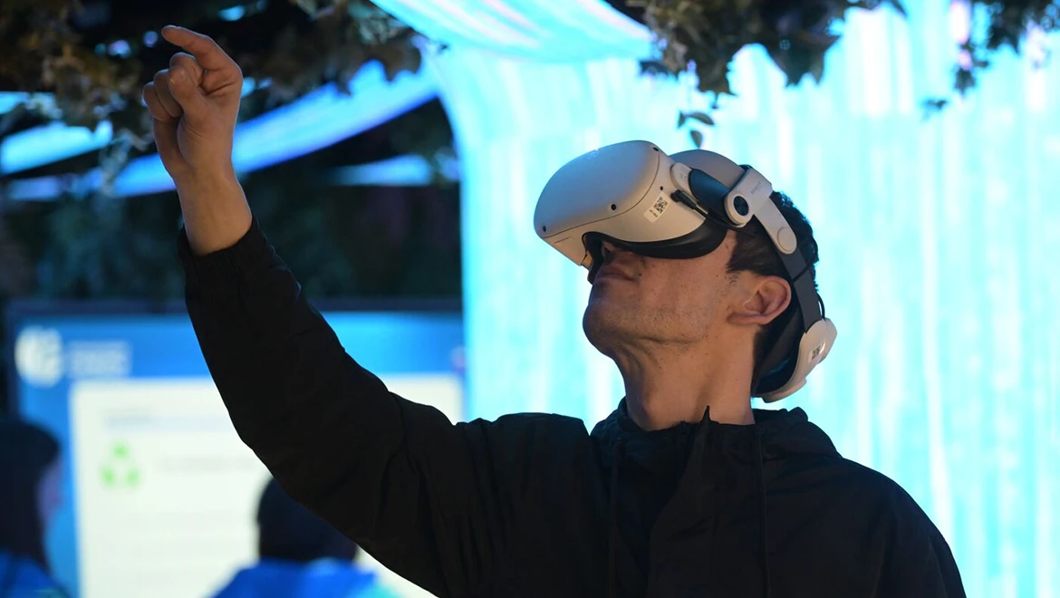 Build a submarine, become an archer or a lumberjack: The possibilities of virtual reality at the exposition