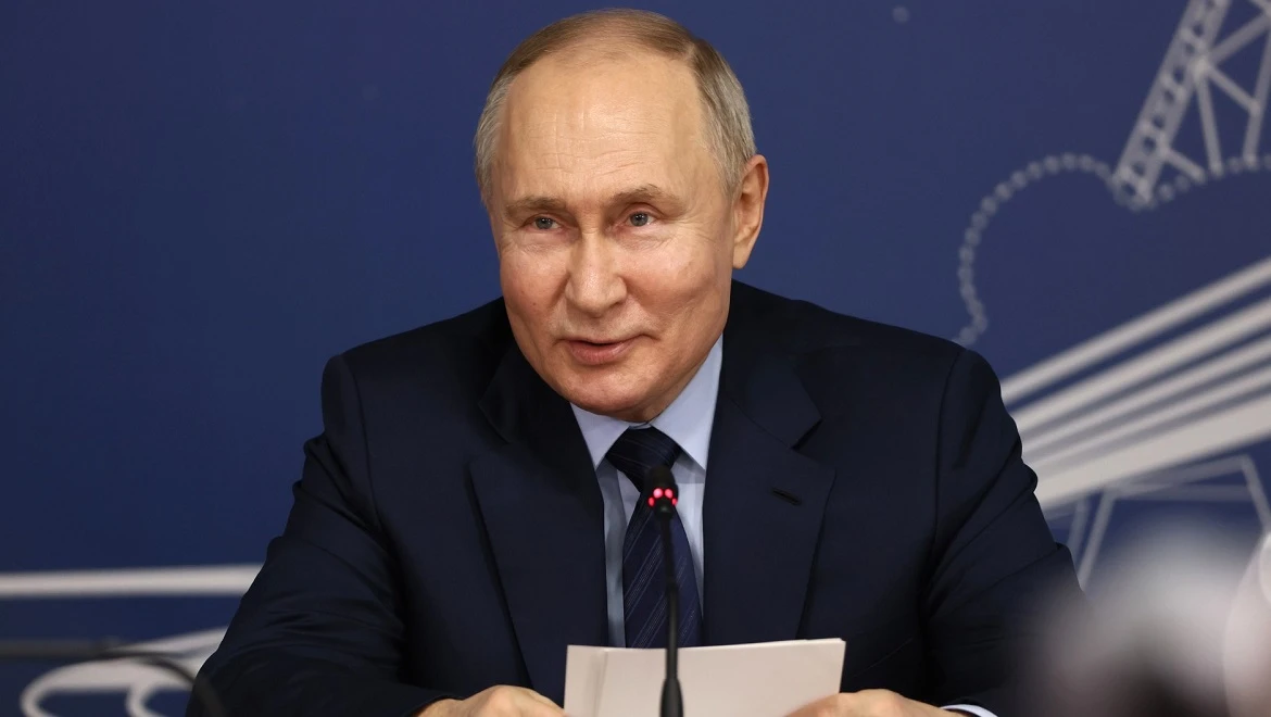 Владимир Путин обратился к участникам Всероссийского женского форума на выставке "Россия"