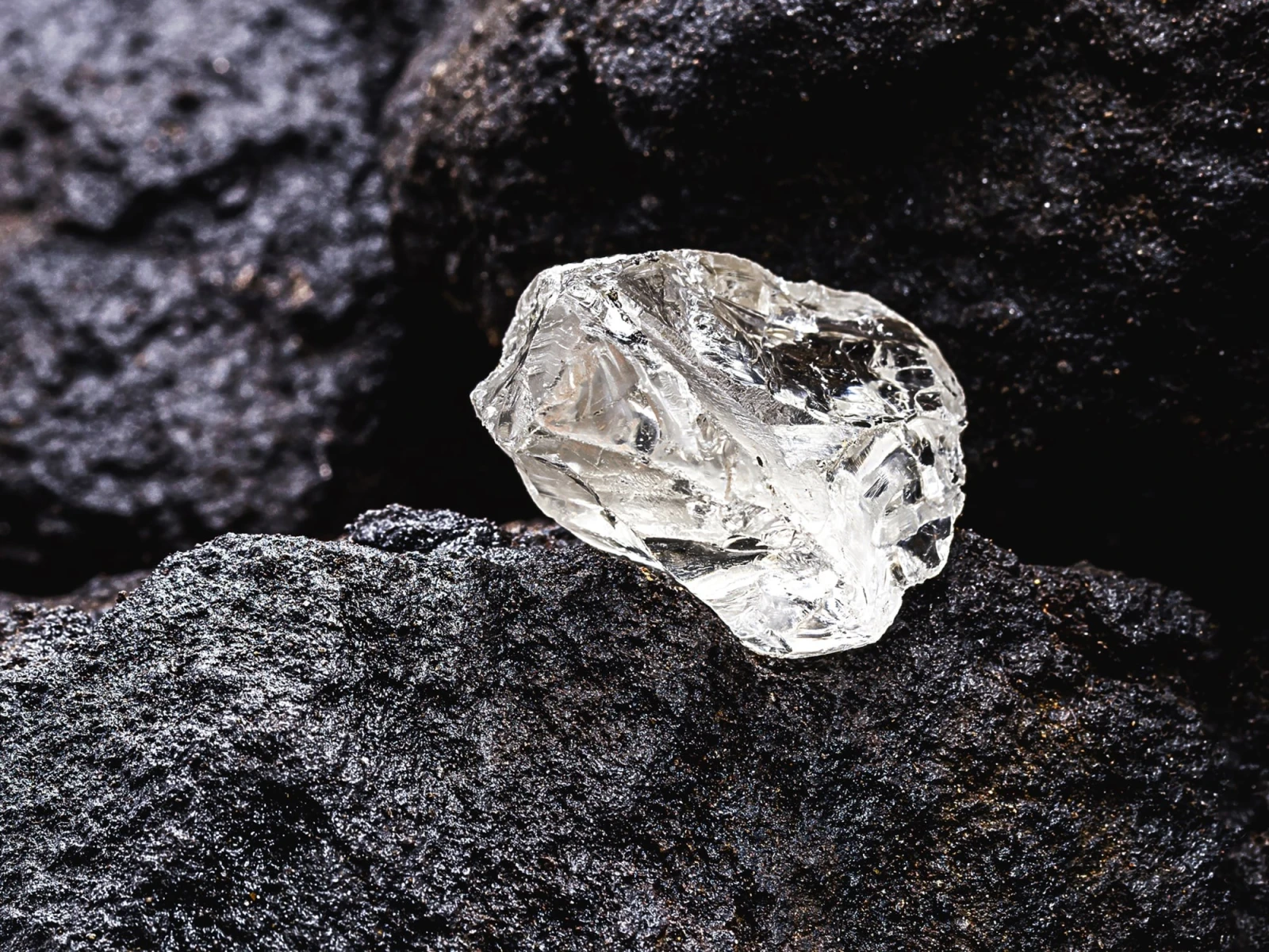 В Якутии нашли крупнейший алмаз за 10 лет