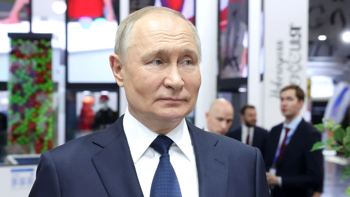 Владимир Путин предложил продлить выставку "Россия"