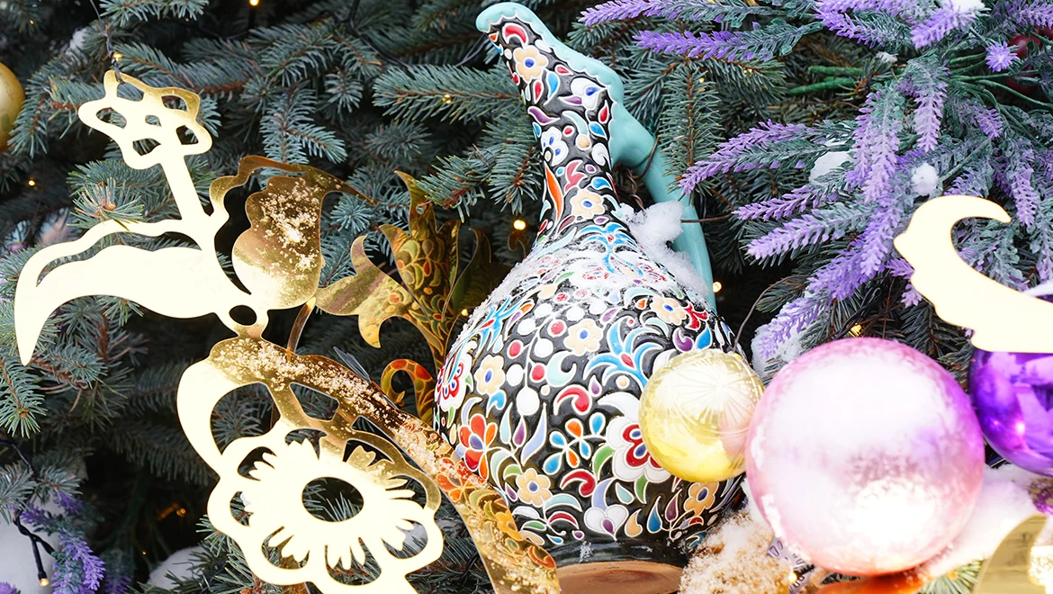 Потрясающая керамика украшает новогодние ели на выставке "Россия"