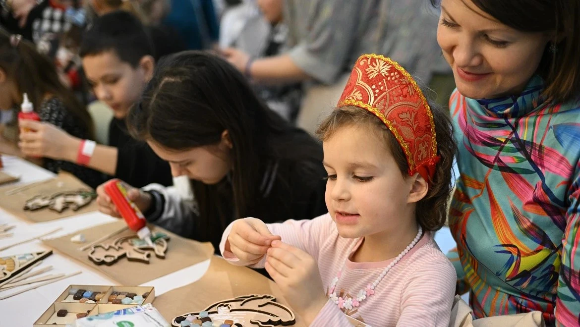Гостей выставки "Россия" научили создавать семейный герб и адаптивные игрушки