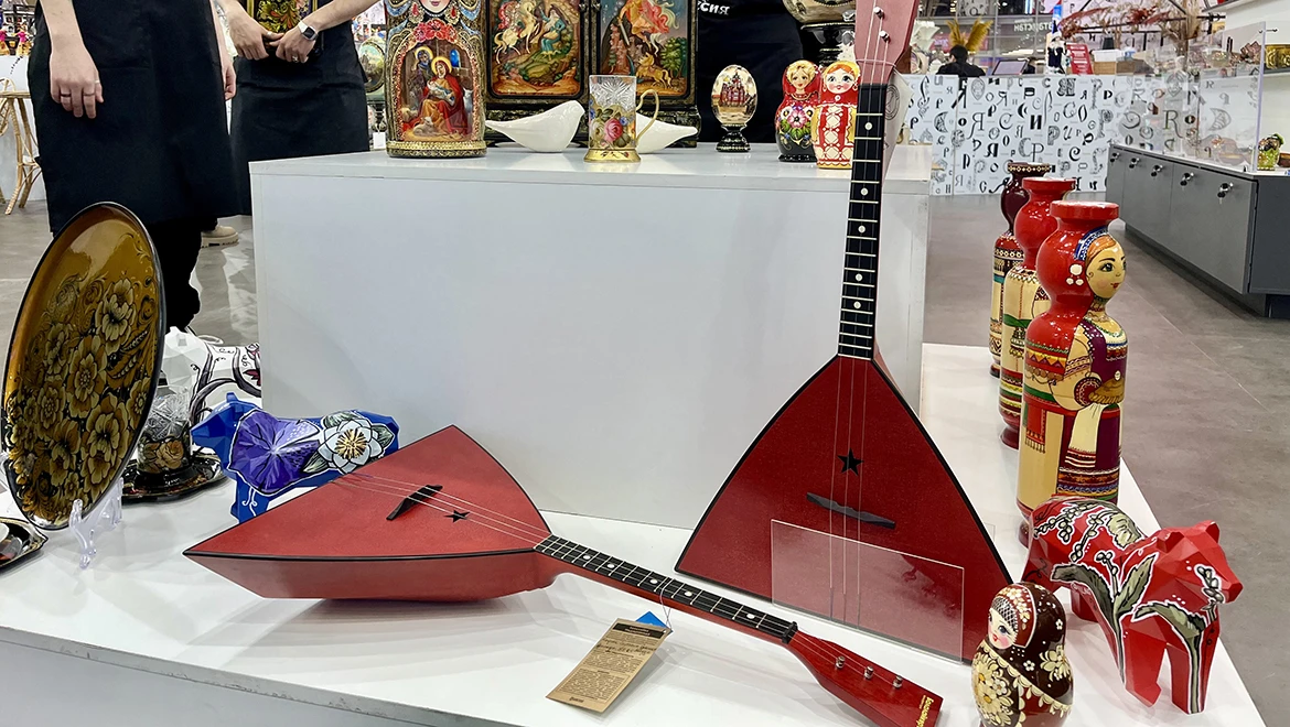 Бубен, гусли и IT-балалайка: уникальные народные инструменты в Универмаге на выставке "Россия"