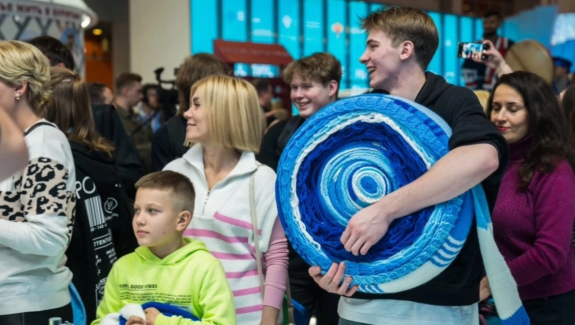 Посетителей выставки "Россия" обвязали самым длинным шарфом в России, связанным в Югре