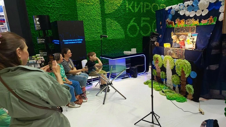 Гостей выставки "Россия" учили рисовать на холсте и рассказали о кукле «Кувятка»