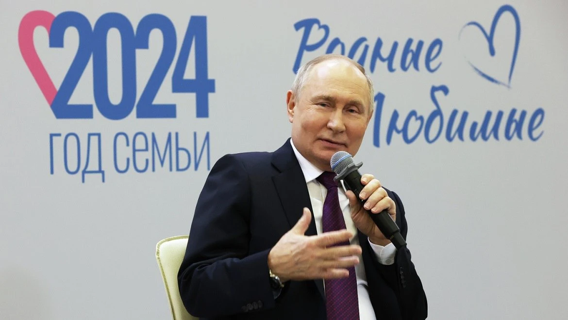Владимир Путин встретился с участниками форума «Родные – любимые» на выставке "Россия"