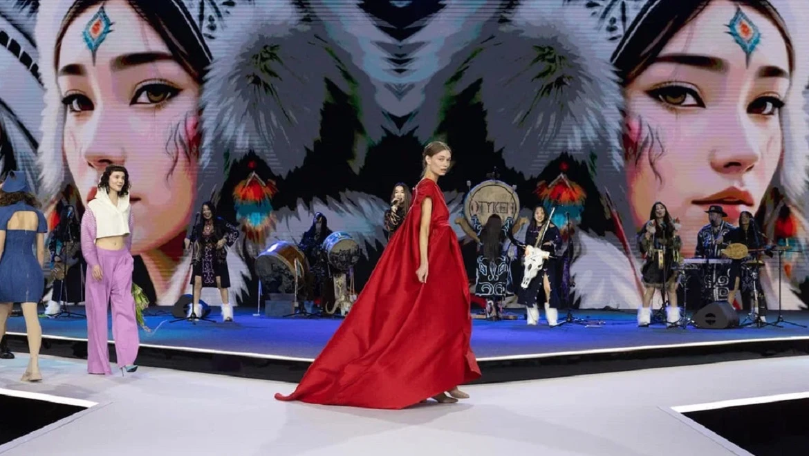 Московская неделя моды на выставке "Россия" завершилась показом дизайнеров из Москвы, Пензы, Медвежьегорска и Якутска