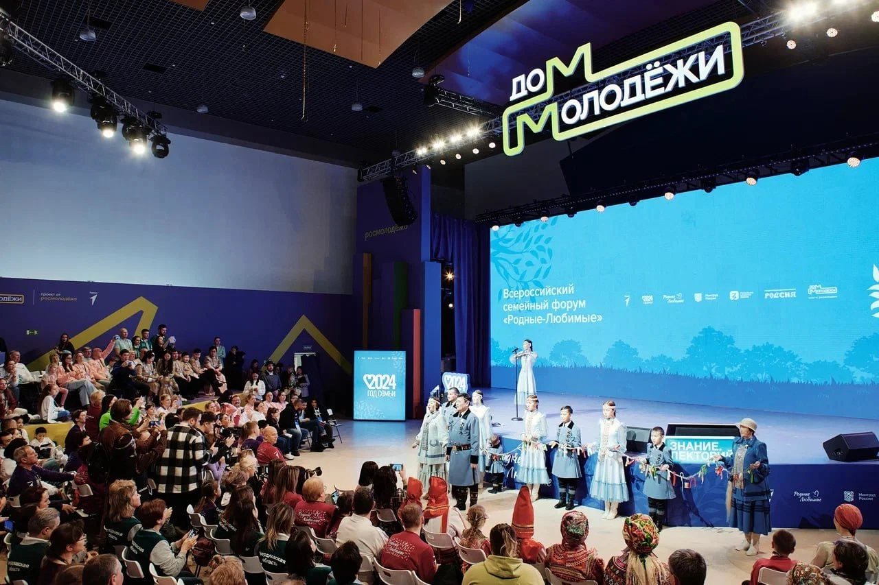 На выставке "Россия" более 250 семей наградили турами по стране от программы Росмолодёжи