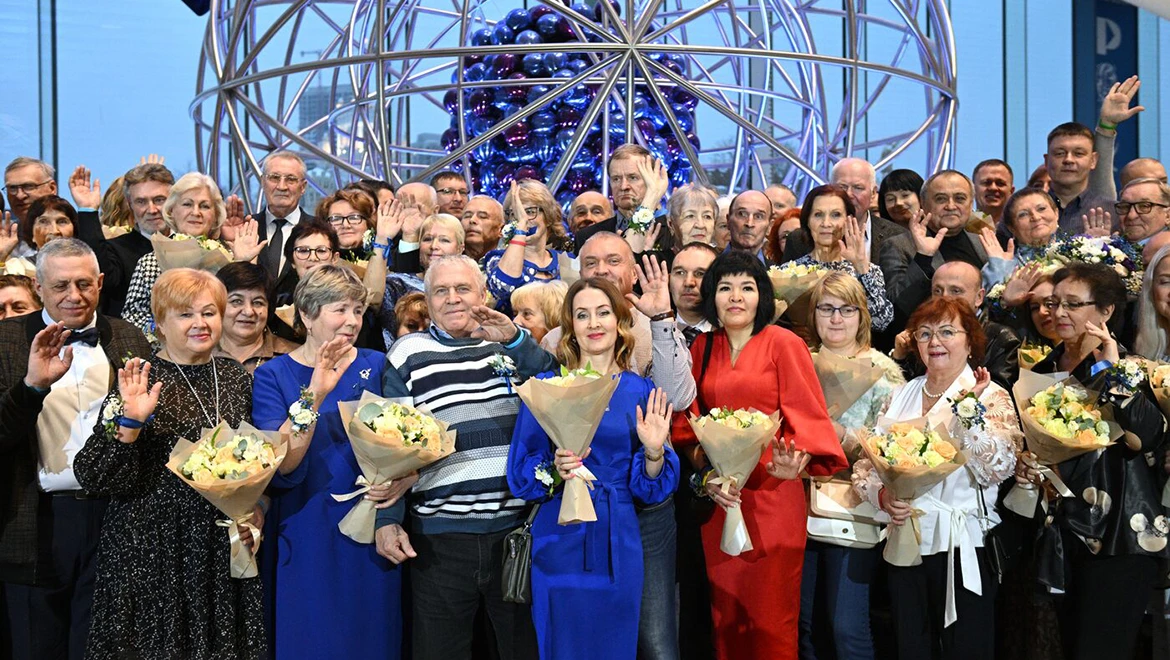 Энергия любви: на выставке "Россия" 40 семей отпраздновали серебряную и золотую свадьбу