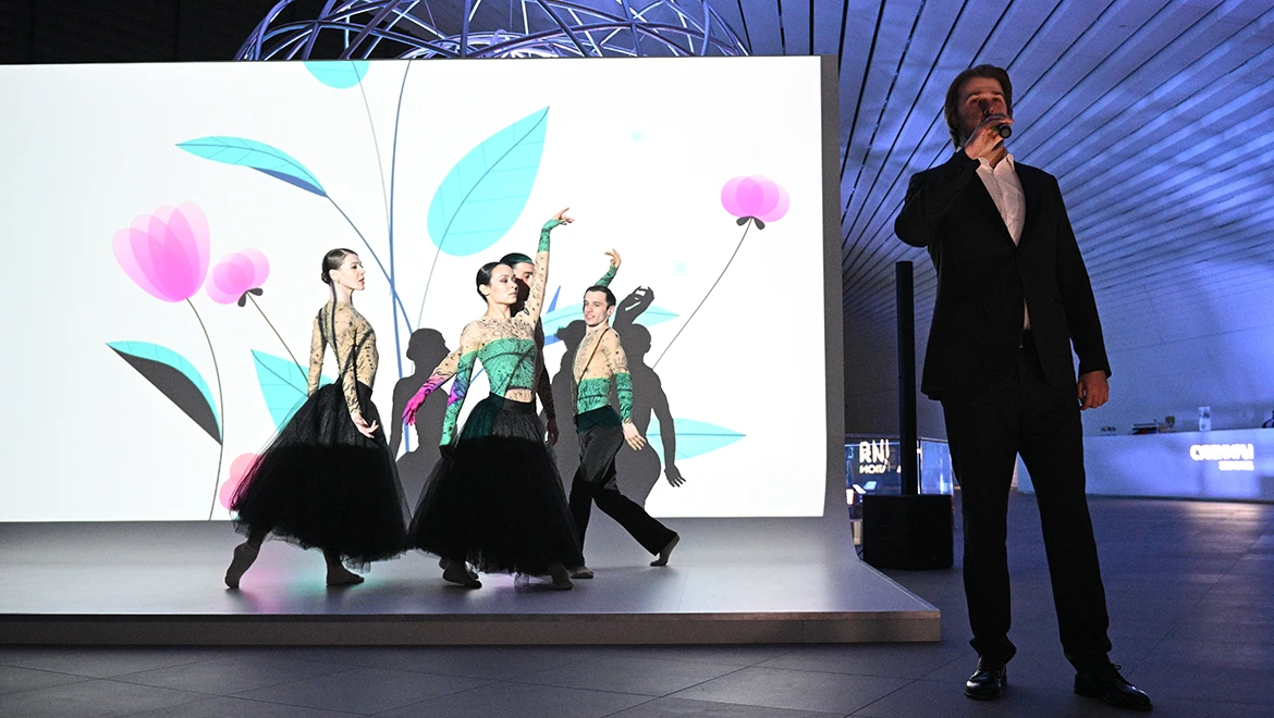 Весеннее световое представление в сопровождении живого оперного пения — новое шоу на выставке "Россия"