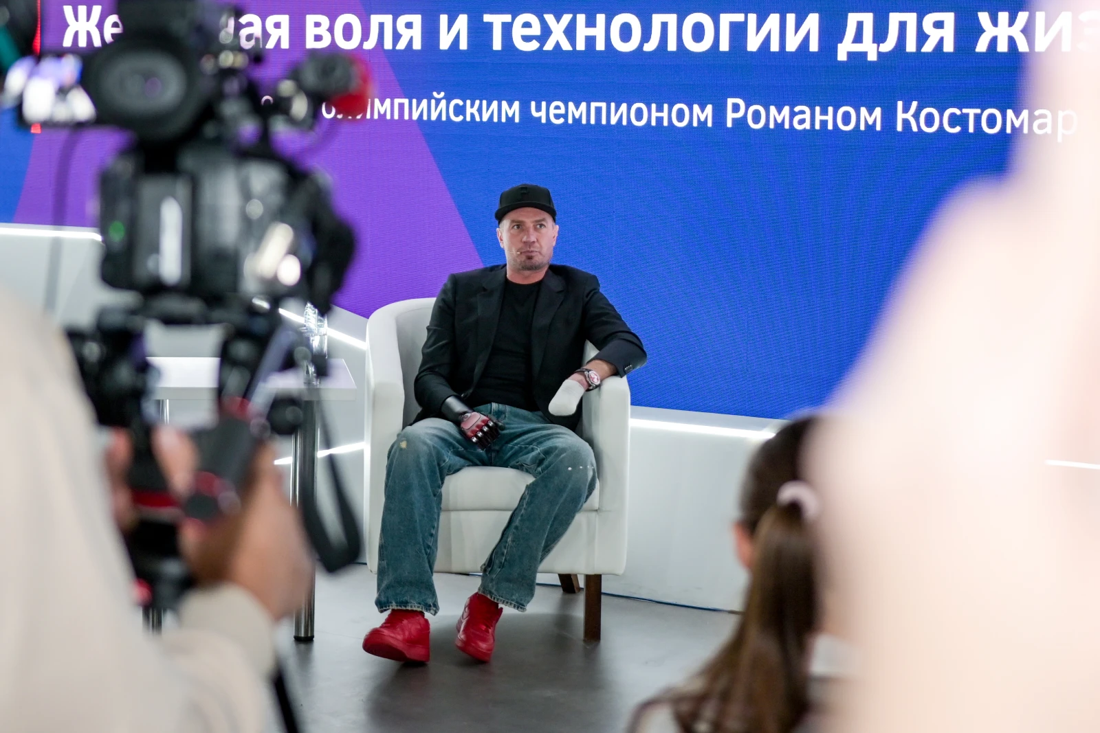 Железная воля: Роман Костомаров встретился с гостями павильона «Сделано нами»
