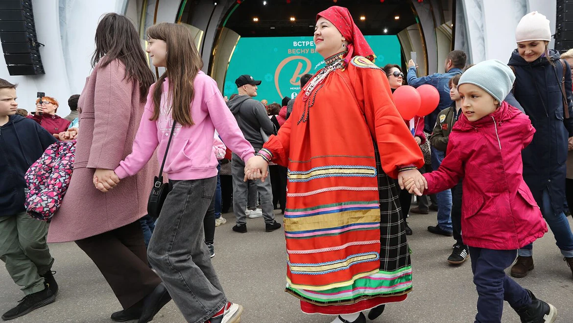 На выставке "Россия" тысячи человек приняли участие в народных гуляньях с «Хороводами России»
