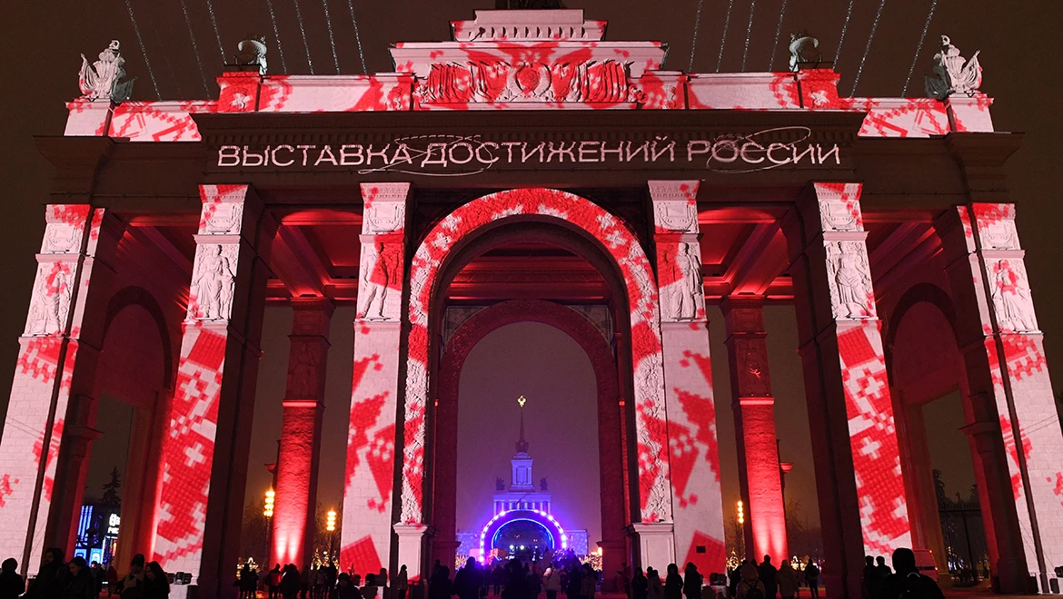 Битва комбайнов, карельский аватар и шествие Дедов Морозов: чем порадует выставка на этой неделе