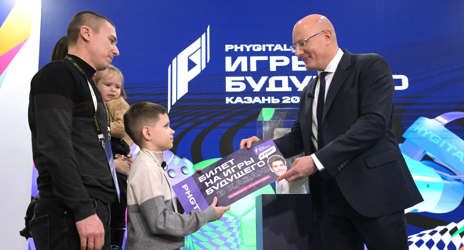Дмитрий Чернышенко подарил семье из Астрахани билеты на Игры Будущего и провёл экскурсию по выставке
