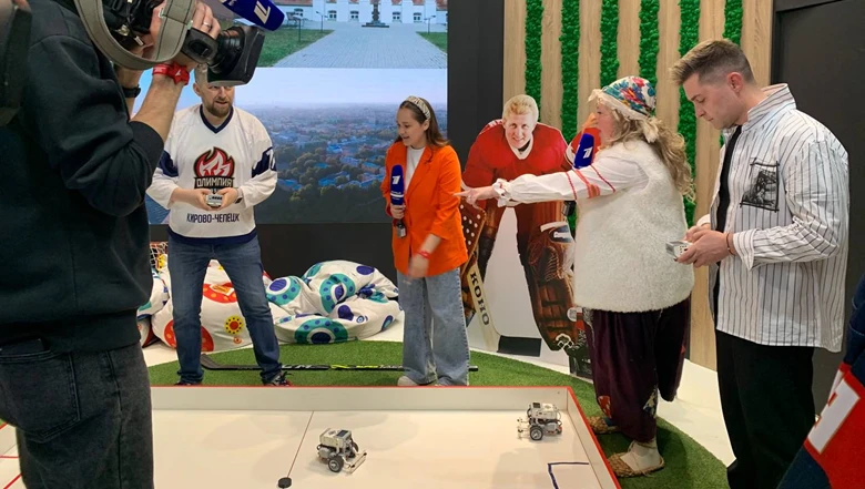 Visitors to the RUSSIA EXPO "unearthed" a dinosaur and played robot hockey