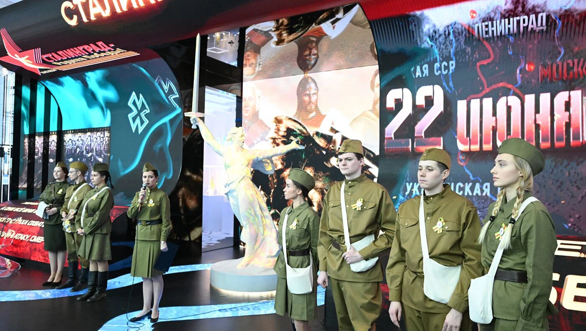 На выставке "Россия" прошёл флешмоб в честь годовщины победы в Сталинградской битве