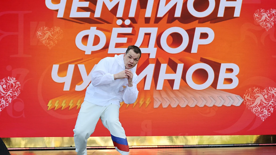 «Марафон зарядок» продолжается: для гостей выставки "Россия" боксёр Фёдор Чудинов провёл третью тренировку