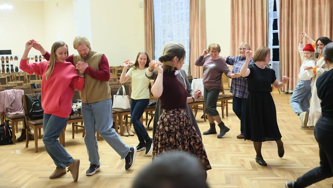 Этнохореография: гостям выставки показали основы русского бытового танца