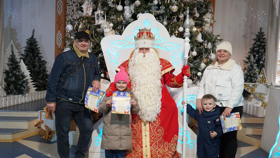 Пятимиллионный гость выставки "Россия" посетил резиденцию Деда Мороза в Великом Устюге