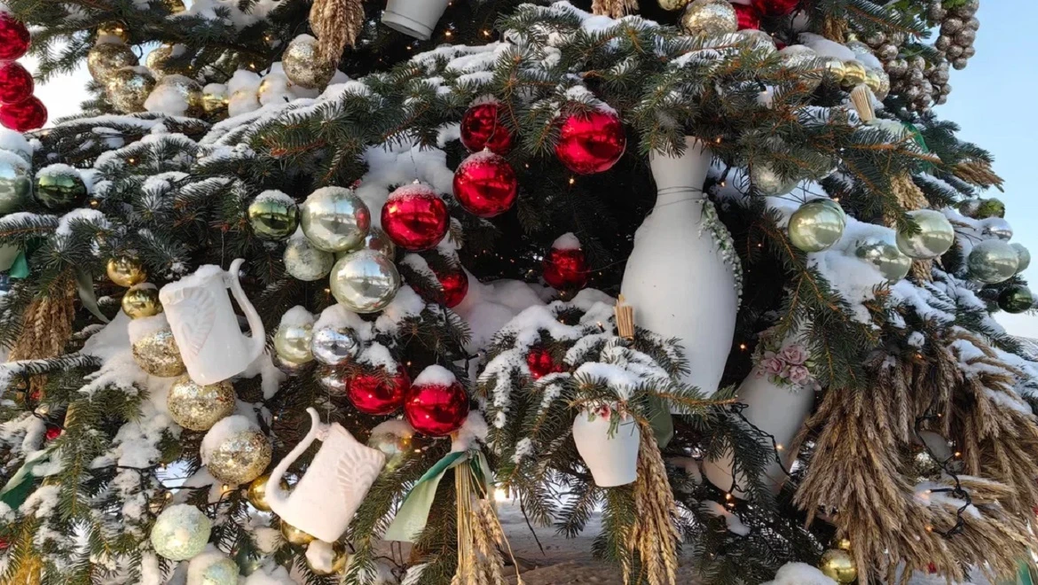 Christmas tree of the Stavropol region: porcelain tenderness and cereal wreaths