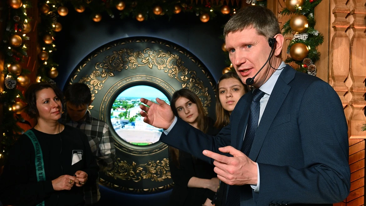 Максим Решетников провёл экскурсию для детей на выставке "Россия"