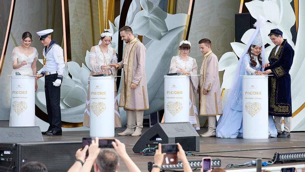 Всероссийский свадебный фестиваль продолжается: на выставке поженились 12 пар
