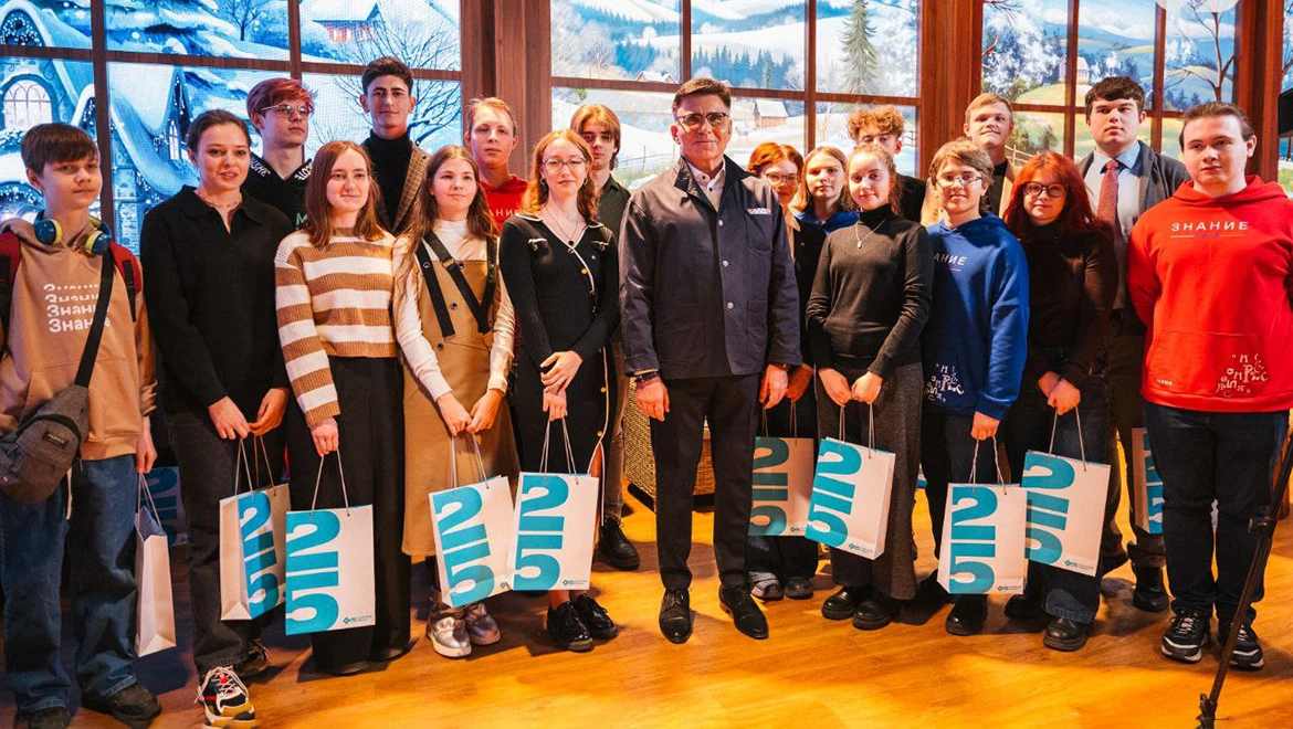Как связаны кино и нейробиология: генеральный директор «Газпром-Медиа Холдинга» Александр Жаров пообщался с молодёжью на выставке "Россия"