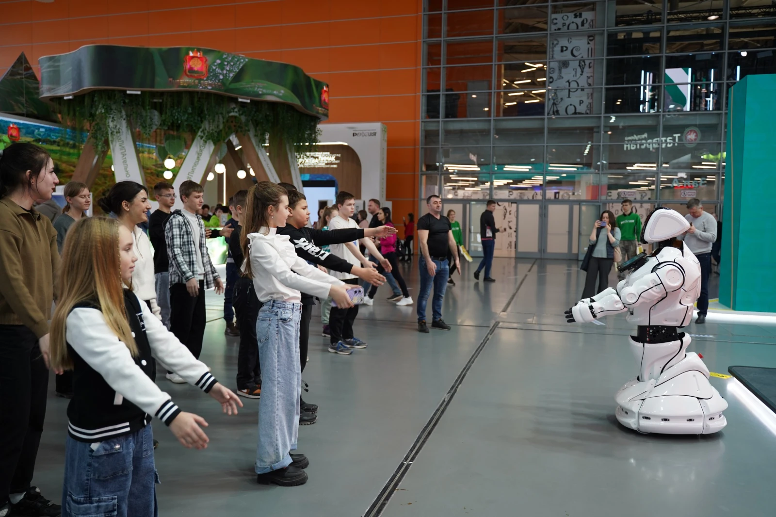 На выставке "Россия" на ВДНХ зарядку для детей провёл робот