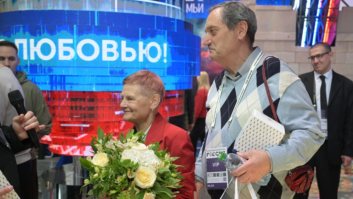 Супружеская пара из Санкт-Петербурга отметила золотую свадьбу на выставке "Россия"