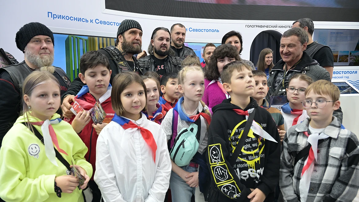 «Россия огромная, но мы все рядом»: байкер Хирург и «Ночные волки» посетили выставку на ВДНХ
