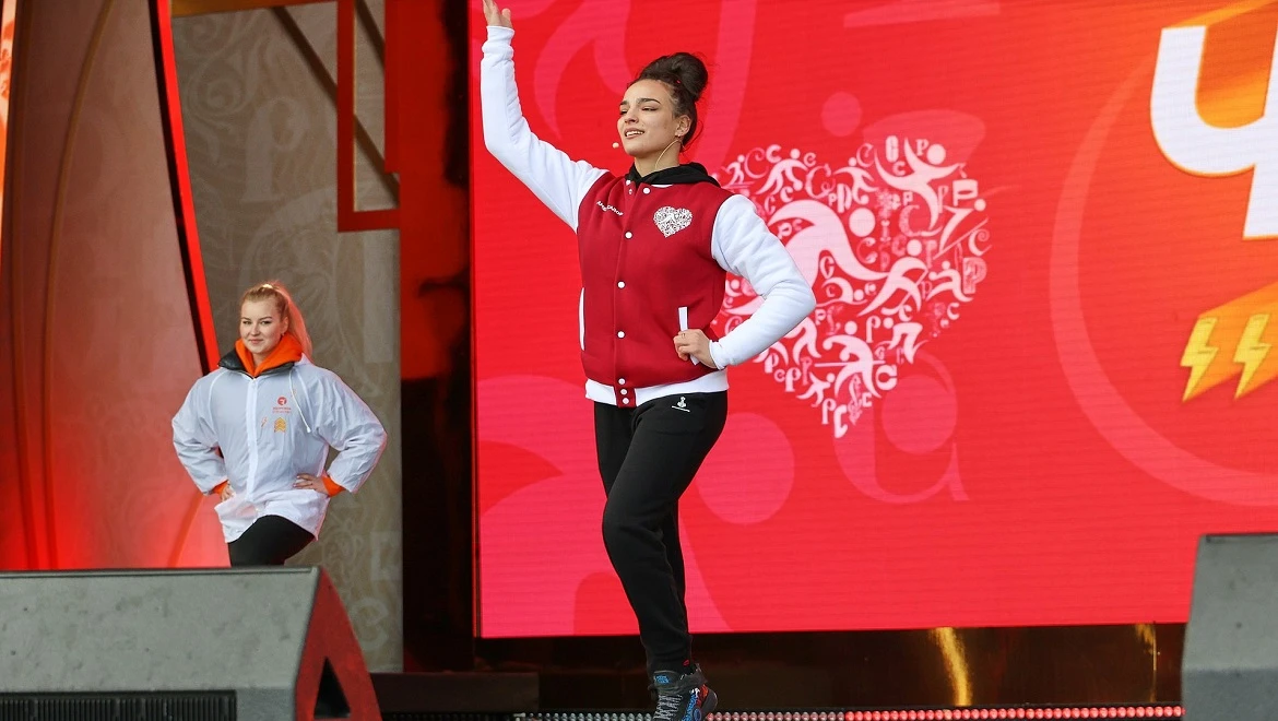 Чемпионка мира по самбо Карина Черевань провела зарядку на выставке "Россия"