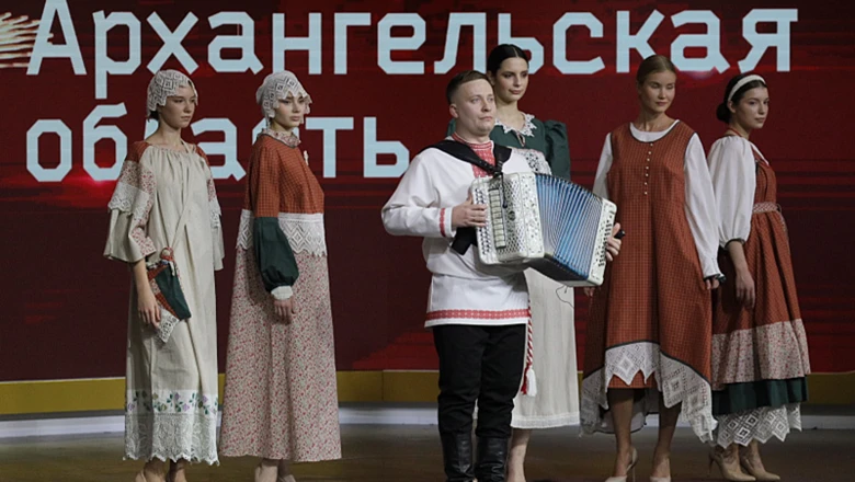 На выставке "Россия" гармонисты Архангельской области представили лучшие напевы северной гармони