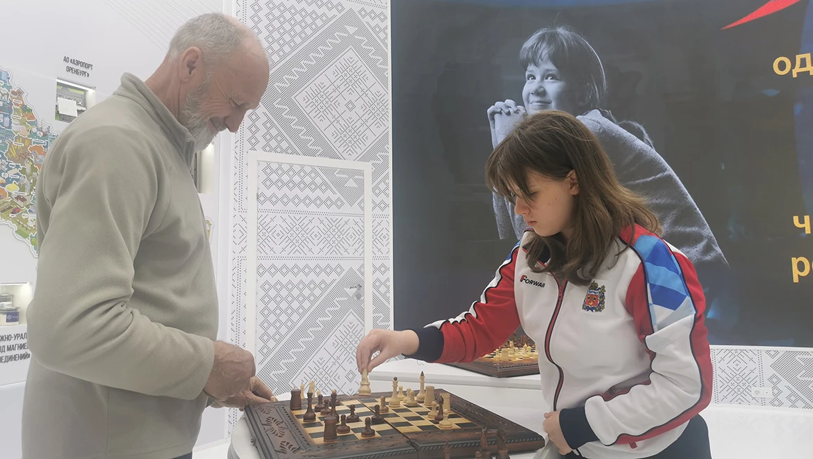 Гости выставки "Россия" сыграли в блиц-шахматы с 14-летней чемпионкой мира