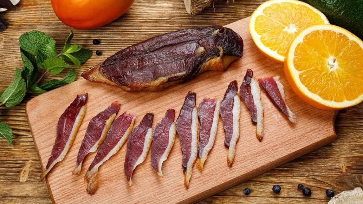 Дикая рыба, салями из оленины и мраморная говядина: какие деликатесы можно отведать на фермерской ярмарке