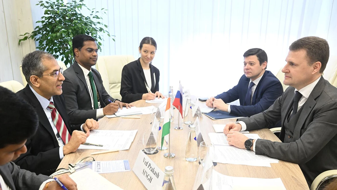 Глава Минвостокразвития Алексей Чекунков встретился с чрезвычайным и полномочным послом Индии в России Паваном Капуром