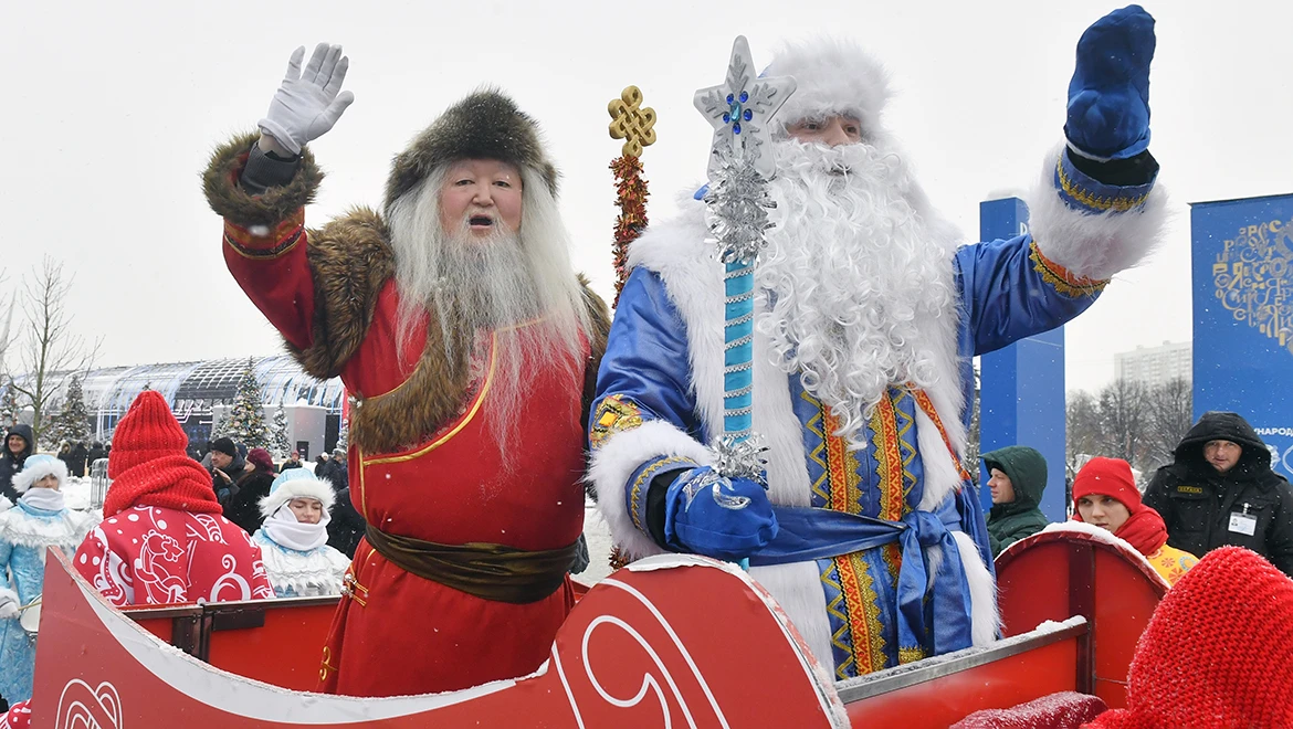 Ледяной дракон и Кодзыд Поль на лыжах: два Деда Мороза встретились на ВДНХ