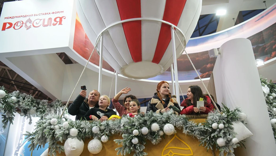 Полетать на воздушном шаре и подружиться с динозаврами — главный павильон "России" приглашает семьи с детьми