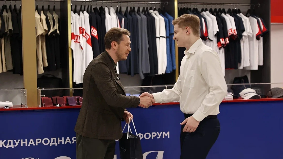 Создатель бренда Putin Team Russia наградил на выставке "Россия" представителей волонтёрских организаций