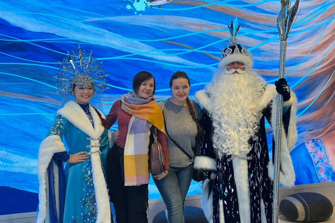 Дед Мороз Байкал и Снегурочка Ангара знакомят с Иркутской областью посетителей выставки "Россия"