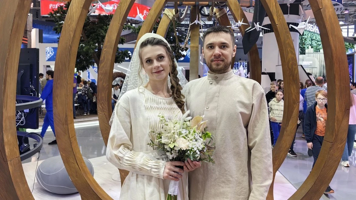 Пара из Северодвинска сыграла свадьбу в поморских традициях на выставке "Россия"