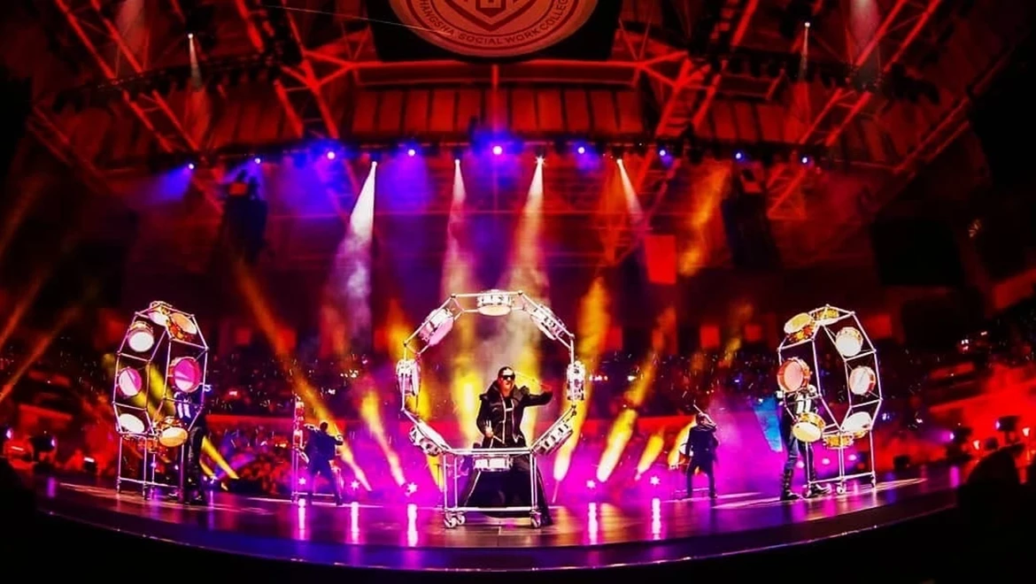 Масштабное барабанное шоу The Noize на главной сцене ВДНХ